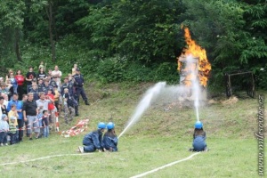 Ukázka útoku mladých hasičů - 120. výročí založení SDH
